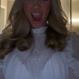 ZARA BLUS ✨🐅💸 - Fin slutsåld blus från zara <3 lite genomskinlig, as snygg och passar till allt!! Säljer för att den bara ligger där 🤍🤩🙏🏽 Var inte rädda för att fråga frågor <3