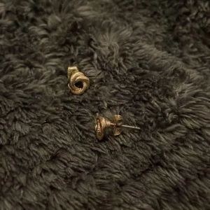 Örhängen  - Guldfärgade örhängen 