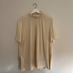 Jättefin beige blus från by Marlene Birger