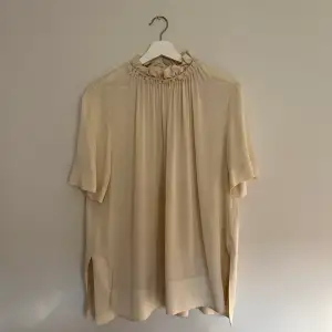 Jättefin beige blus från by Marlene Birger