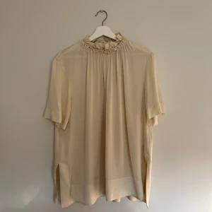 Beige blus från By Marlene Birger - Jättefin beige blus från by Marlene Birger