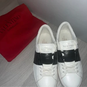 Valentino skor - Hej tänkte sälja min valentino skor, dom är inprincip helt nya och köpta här på plick, säljer endast för att dom var för små💗 inte min bild men ser exakt likadana ut men skriv om du vill ha fler <3