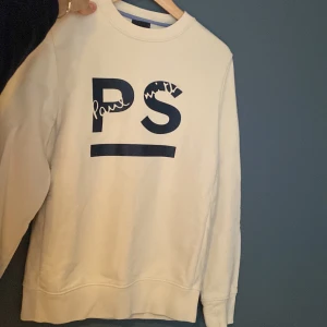 Paul Smith Sweatshirt - Krämvit Paul Smith-tröja i nyskick, nästan oanvänd. Storlek S (herr).