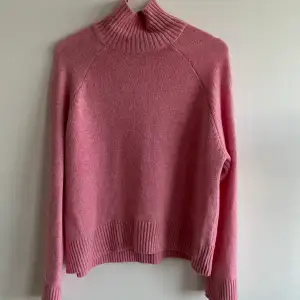 Mjuk och fin rosa stickad tröja från Weekday med hög krage. Lite oversized passform. Endast använd några få gånger. 🌸Nypris 500kr