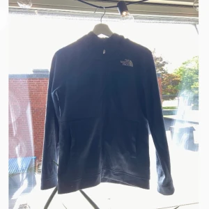 The North Face Hoodie - Mörkblå The North Face Hoodie i storlek Large för pojkar. Köptes för ett år sedan på JD Sports, och har används ganska mycket. Sälja pga. Jag har växt ur den.