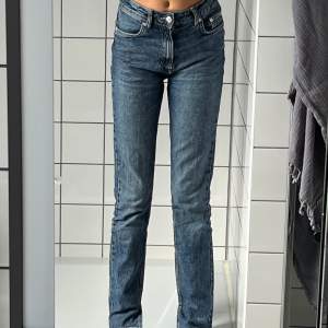 Jättefina jeans från zara med liten slit längst ner på byxorna. Säljer då de inte komme till användning! De är i nyskick!! Nypris: 300kr mitt pris: 200kr