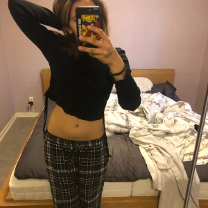 Svart topp - Säljer min svarta utsålda topp som är oanvänd och ändast testad. Den har en jättefin passform, har i vanliga fall strl XS-S. Jag tycker den e jättefin men säljer pga att den aldrig är använd💗💗Den är köpt i Spanien💗 tryck gärna inte på köp direkt