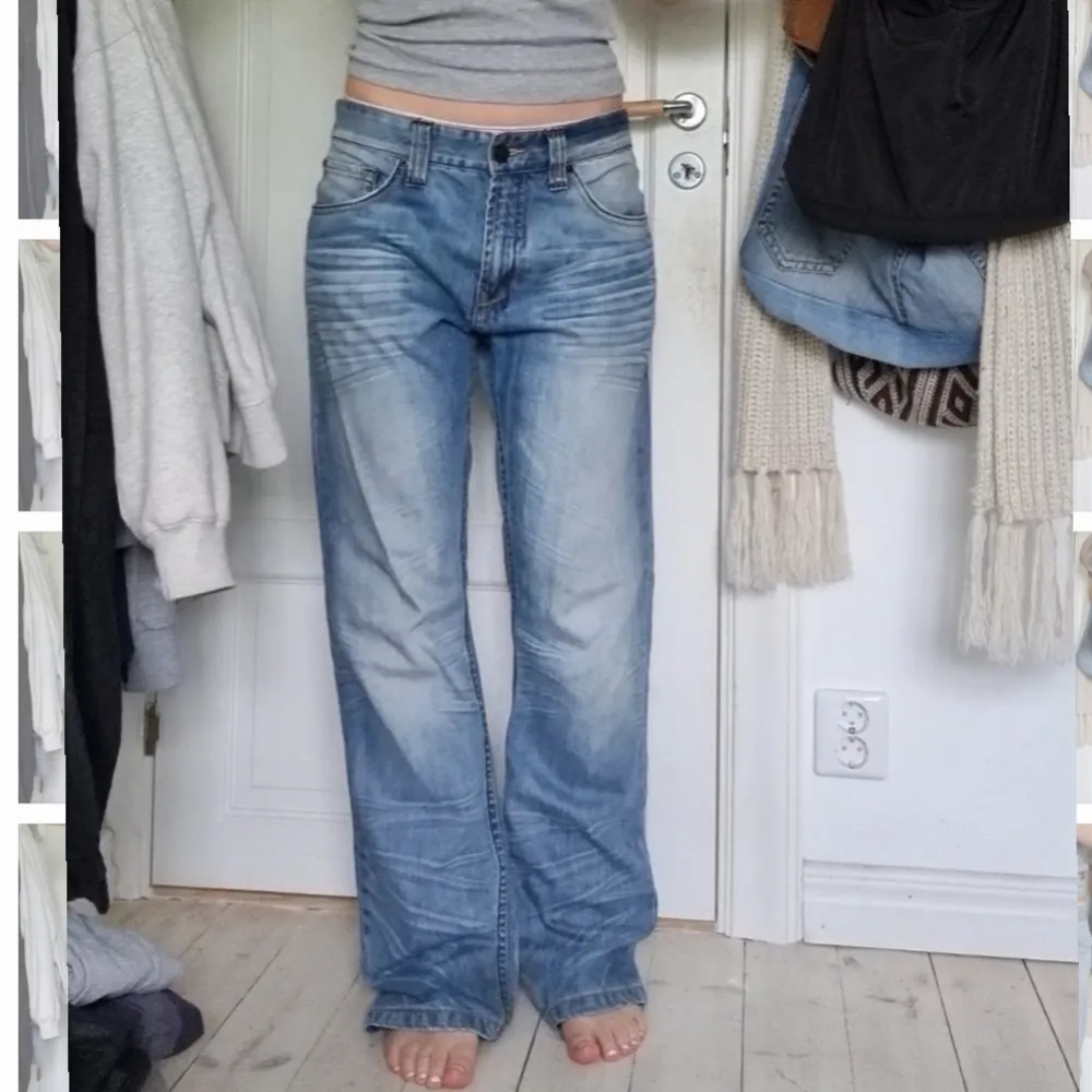 Skitsnygga vida byxor, passar både tjejer och killar. Jag är 171 cm, innerbenslöngden är 80 cm, midjemåttet är 85 cm. Jeans & Byxor.