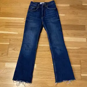 Intressekoll på mina snygga mörkblåa jeans från Zara. Det är storlek 34, mid-waist & är raka men går lite utåt i slutet av benen. Kan tänkas sälja dessa för ett bra pris + frakt/mötas upp. Några frågor så skriv😊❤️🌺