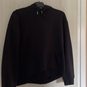 Hoodie från H&M  - Säljer denna basic hoodien som är köpt på H&M för något år sen, använt ganska mycket men inget man ser. 