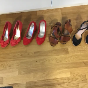 Sandaler i olika modeller  - Storlekarna är 38och 39. Dom finns i Årsta. Pris från 50 kr-100kr