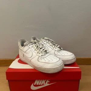 Nike Air Force - Detta är mina Nike Air Force som jag inte använder. Jag har använt de men aldrig riktigt smutsat ner de. Skorna är inte så smutsiga det är mest sko snörerna som är smutsiga men som går att byta ut. Köpte dessa för 999kr i somras. Tar betalt med PayPal!