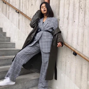 Kostym från Weekday  - Grårutig oversized kostym. Lyric blazer/ Simone trousers: 64% polyester, 33% viskos, 3% elastan. Sitter lagom oversized på mig som normalt bär stl S/36 MEN skulle rekommendera till någon som är snäppet kortare än mig (176cm) för optimal byxlängd 🎛📹🖨🪙🌪