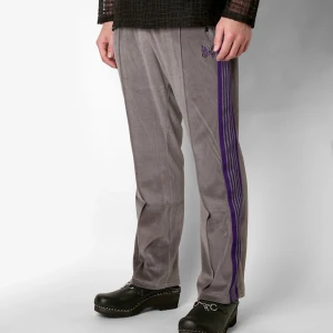 Needles track  pants  - Säljer dessa jag inte använder längre väldigt sköna byxor  Ett hål längs ner på byxorna därför så billiga  Fler bilder i DM