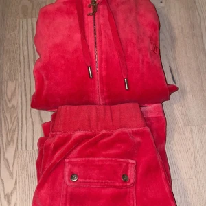 Juicy Couture sett - SÄLJER MITT JUICY SETT!!! Nu har jag bestämt mig för att sälja mitt röda juicy sett😁Storleken i tröjan: S och i byxor: Xs Jag säljer den för att den inte kommer till användning längre, den är gott som ny☺️ Ny pris 2500kr, priset kan man diskutera🥰