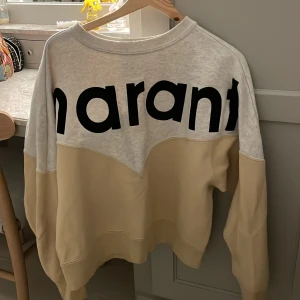 Isabel Marant tröja - Nypris 2 900. Den är i bra skick, lite sliten men inte något man tänker på🥰Otroligt skön och användbar.