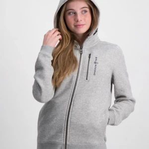 Grå sail racing hoodie - Säljer min gråa sail racing hoodie som jag tycker jätte mycket om men har ej använt den så mycket och behöver pengar❤️Passar både tjej och kille i storlek 160/S. Den är i super bra skick!! 