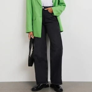 Idun wide jeans från Gina tricot - Säljer dessa Idun wide jeans från Gina tricot i storlek 36. Använda endast ett fåtal gånger<3