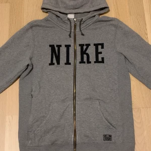 Vinta nike hoodie, kofta - Vintage Nike kofta i använt skick.  Finns små slitningar men de är knappt märkbara. Skriv ett dm om du vill ha fitpic, mått på plagget eller annat. Kan mötas upp i Malmö/Lund eller fraktas i hela Sverige. 