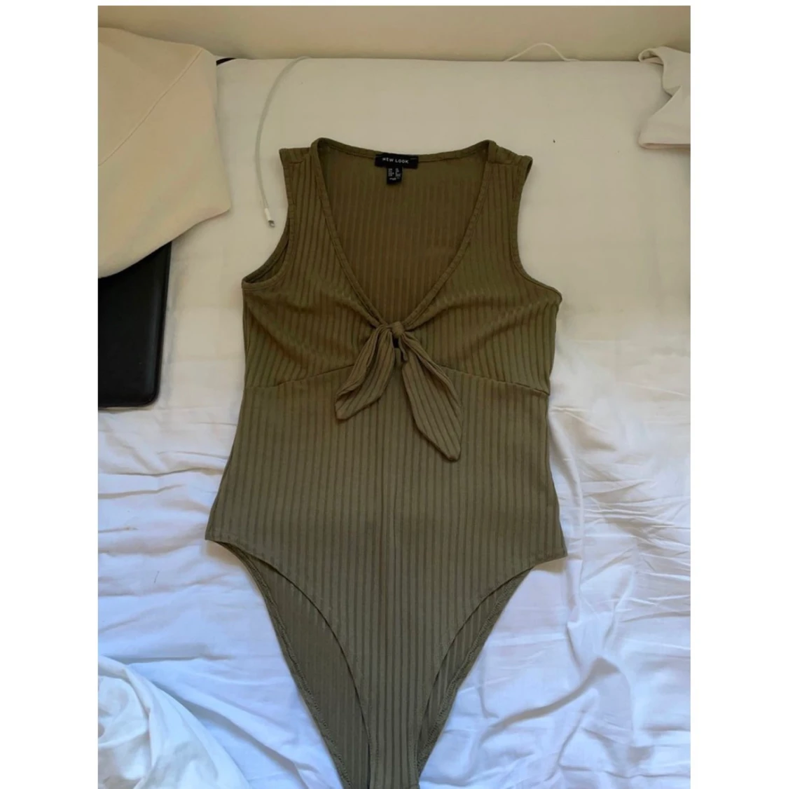 Bodysuit från New look med knytning  - 90