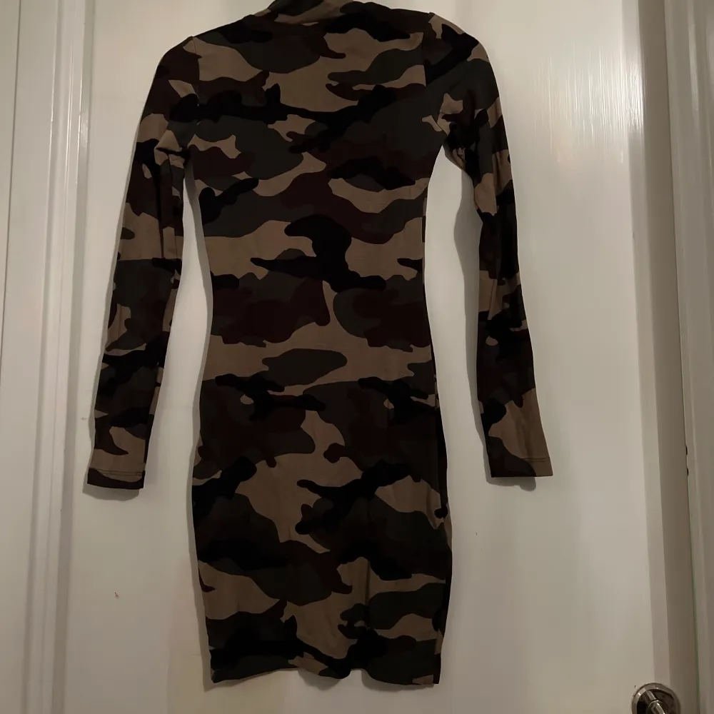 Denna militär klänningen sitter så otroligt fint på kroppen men tyvärr så blev den liten på mig så därför måste jag sälja😩. Klänningar.