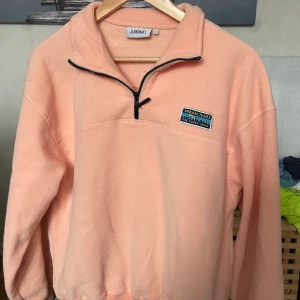 Orange/persikafärgad fleecetröja  - Otroligt bekväm tröja från Junkyard som sitter lite oversized! Tröjan är i strl S och verkar inte säljas längre i just denna färg!