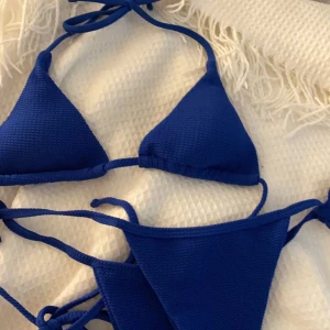 Bikini - Hej någon som är intresserad av denna fina bikini. Aldrig använd och i ny skick! Köpt från shein för cirka 150 kr. Det går och justera storleken i bikinin med att knyta. Pris kan diskuteras 
