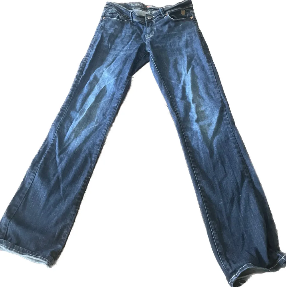 Säljer ett par skitsnygga low waist boot cut jeans från märket roadsign Austrailia💞 Säljer dessa för att dom inte kommer till användning! Skriv till mig om fler frågor💞. Jeans & Byxor.