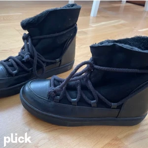 Inuikii skor - Säljer dessa skor som liknar inuikiis i storlek 41 men passar nog 39,5-41 kanske! Säljer för att jag köpte i fel storlek! Vet inte vart de är ifrån. Pris kan diskuteras vid snabbt köp! 