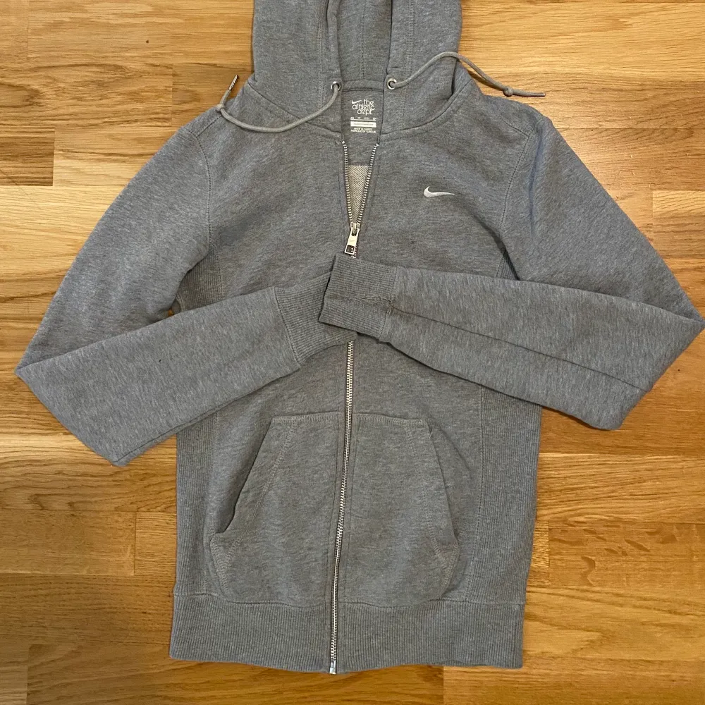 grå nike zip-up hoodie i stlk XS. Supersnygg och ger en fin figur. 200kr plus frakt💞 direkt pris 300kr. Hoodies.