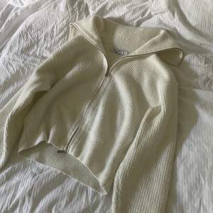 Stickad tröja med dragkedja från NA-KD. Fint skick, slutsåld. Köpte för 500 kr. 💙 klicka inte köp direkt!