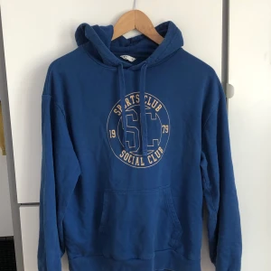 hoddie - Den här hoddien har ett tryck i mitten och har ett skönt material på insidan, plagget är i bra skick💕