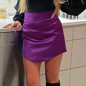 Zara kjol - Kjol från Zara i storlek xs  Lila satin liknande tyg och lite rundformad nedtill använd vid ett tillfälle  Nypris 399kr 