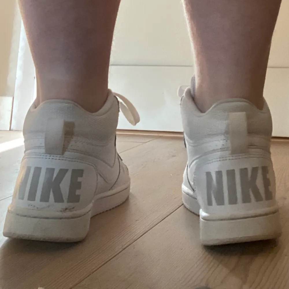 dessa vita Nike skor är använda en gång för 3 år sedan och därför lite slitna. säljer dem för att dem passar inte mig längre! Men en väldigt snygg enkel sko! har tyvärr glömt orginalpris men säljer dessa för 185kr + frakt (kan diskuteras)😇😇. Skor.