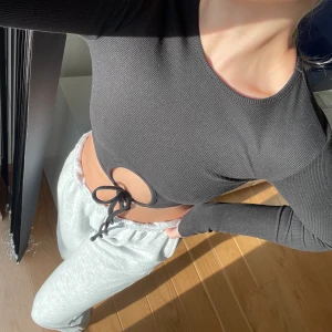 Croppad tröja - Svart, enkel och snygg långärmad tröja med en detalj framtill.  Storlek 34💕Frakt tillkommer