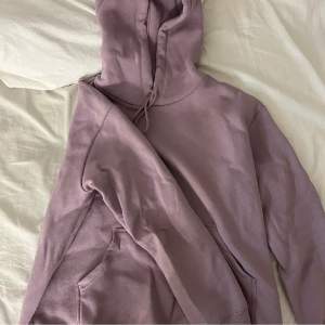 Ljuslila basic hoodie från HM som jag har köpts för 200kr, kommer tyvärr aldrig till ändvändning. I bra skick och passar till allt❤️ Själer för 100kr plus frakt på 66kr