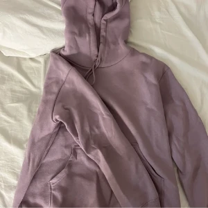 Hoddie  - Ljuslila basic hoodie från HM som jag har köpts för 200kr, kommer tyvärr aldrig till ändvändning. I bra skick och passar till allt❤️ Själer för 100kr plus frakt på 66kr