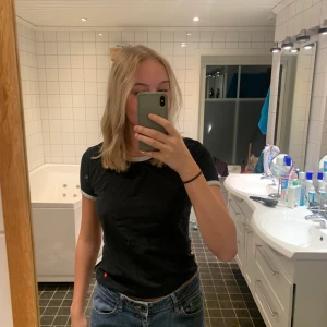 T-shirt - Svart t-shirt med vita detaljer på. De står att de är storlek XL men den sitter som en S💗