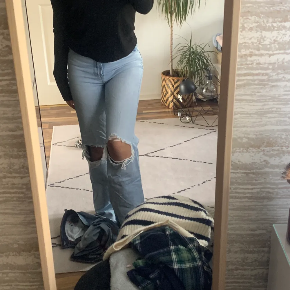 Jättesnygga bootcutjeans från ASOS. Säljer pga att jag inte använder dom. Sitter jättebra på mig som är 160cm och de är i strlk 32 (frakt är ej inräknat i priset, 66kr)💞💘  ⚠️Tryck inte på köp direkt⚠️. Jeans & Byxor.