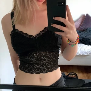 topp💕 - super söt topp/bralette som tyvärr är för stort på mig 😿(inte jag på bilden) 💕axelbanden är justerbara och varan är i väldigt fint skick💕 om ni vill ha fler bilder så säg bara till!