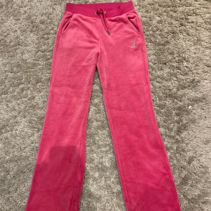 Juicy byxor - Säljer dessa juicy byxor. Med text där bak. Använt fåtal ggr, storlek S. Tryck inte på köp nu, pris kan diskuteras. Kontakta vid intresse.