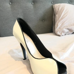 Klackar strl 39 - Alldrig använda, svartvita, skin/läderklackar 