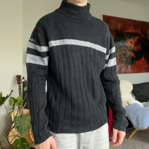 Nautica Jeans Turtleneck - Nautica Jeans Turtleneck - Storlek M - 159kr ink. frakt 🗣️ 1 medelstort hål på vänster arm ⚠️