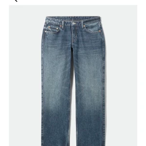 Weekday arrow low jeans - Säljer dessa weekday jeans i nyskick då dom var för stora, köpt på weekdays hemsida💕skriv för frågor
