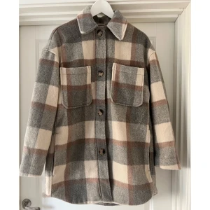 Rutig oversized jacka - Fodrad ”shacket” med fyra fickor. Är overzised då jag normalt är storlek L och den passar bra på mig! Inga skador på jackan, sparsamt använd och den är nytvättad och inte använd sen dess! 