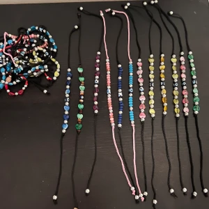 Armband  - Flera olika armband med olika färger på. Skyddar mot onda ögat. 