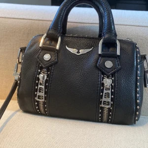 Sunny bag nano - Säljer min jättefina sunny bag i storleken nano, köpt i juli så jättebra skick! Kom privat för bild på dustbag och kvitto, som såklart medföljer. Är öppen för byte! Nypris 3200. Kan frakta eller mötas i Stockholm!