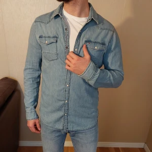 Tommy Hilfiger jeanskjorta - Endast använd en eller två gånger.   Skönt material. Snygg i stilen och detaljer. Inte riktigt min grej.   Ordinarie pris 1199 SEK.
