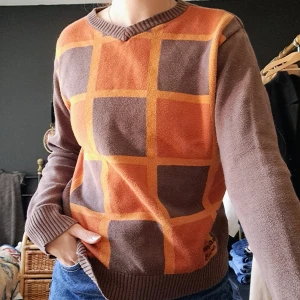 Rutig Tröja - Rutig tröja i höstens färger, från märket EXIT, sparsamt använd och i bra skick. Saknar storlekslapp men skulle säga att den passar en S/XS