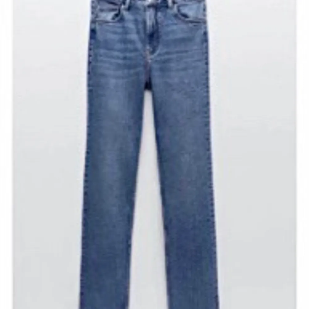 Zara jeans med slits i en mörkare blå. Skriv privat. Jeans & Byxor.